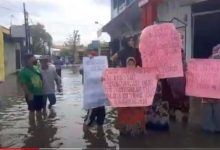 Photo of Emak-Emak Gelar Demo di Atas Genangan Banjir yang Tak Kunjung Surut