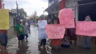 Photo of Emak-Emak Gelar Demo di Atas Genangan Banjir yang Tak Kunjung Surut