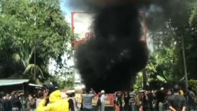 Photo of Arus Lalu Lintas Lumpuh, Jalan Medan-Berastagi Diblokade Warga