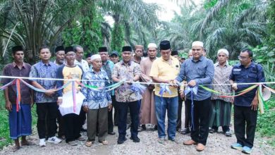 Photo of Plt Bupati Resmikan Jalan Padang Baringin dan Letakkan Batu Pertama Menara Mesjid Miftahul Firdaus Janjilobi