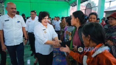 Photo of Bupati Karo dan Anggota DPR RI Serahkan Buku Tabungan BSPS Kepada Masyarakat