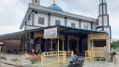 Photo of Sholat Jumat di Binjai, Sepatu Arief Tampubolon dan PNS Kementerian PUPR Hilang