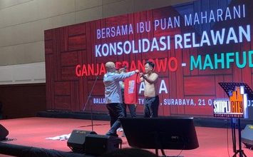 Photo of Puncak Kekecewaan, Relawan Lepas Baju ‘Rumah Jokowi’ di Depan Puan