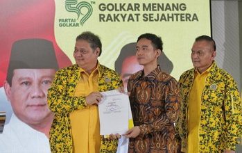 Photo of PDIP Sentil Tekanan Penguasa di Balik Gibran, Golkar Buka Suara