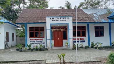 Photo of Berkibar Siang Malam, Bendera Merah Putih di Kantor Penilik Disdik Deli Serdang Diturunkan