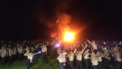 Photo of Walau Diguyur Hujan, Api Unggun Saka Bhayangkara Polres Palas Tetap Membara