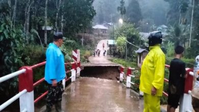 Photo of Satu Unit Jembatan Putus Dihantam Banjir di Mandailing Natal