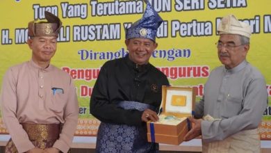 Photo of Plt Bupati Langkat Mendapat Gelar Tun Hassan dari DMDI