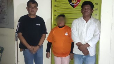 Photo of Curi Uang dan HP Pedagang di Pajak Buah Tigabinanga, Nurlela Dijemput Polisi dari Rumahnya