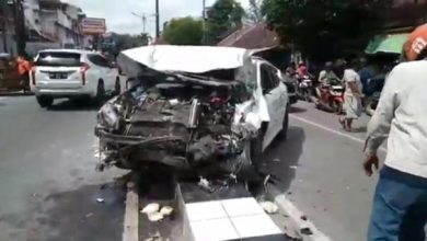 Photo of Mobil Sport Honda Civic Tabrak Pikap hingga Lompati Pembatas Jalan