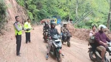 Photo of Material Longsor Tutupi Jalan Lintas Toba-Tapanuli Utara Dibersihkan, Pengendara Bisa Melintas