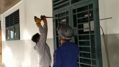 Photo of Ular Sanca Menggantung di Pintu Besi Lab SMK di Tanjungbalai