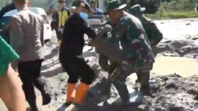 Photo of 2 Operator Alat Berat Tersengat Listrik saat Bertugas di Lokasi Banjir Bandang Humbahas
