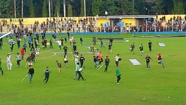 Photo of Suporter PSMS Medan Rusuh, Terobos Lapangan dan Rusak Fasilitas Stadion