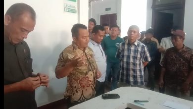 Photo of PN Sibuhuan Menggelar Sidang KUD Tani Jaya dangan PT. PHI, KUD Serahkan Bukti SHM kepada Hakim