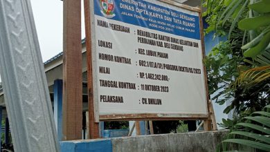 Photo of Terkesan Disengaja, Plang Proyek Rehab Kantor DKP Deli Serdang Tertutupi Pepohonan