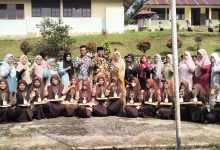 Photo of Kepsek SMPN 2 Dua Koto Serahkan Hadiah kepada Siswa yang Meraih Juara Semester I TP 2023/2024