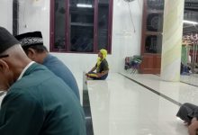 Photo of Pria ODGJ Ikut Sholat Berjamaah di Mesjid Al Ikhlas Lubuk Pakam