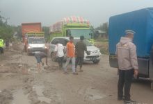 Photo of Jalan Provsu Rusak di Desa Aliaga Akibatkan Truk Patah AS, Antrian terjadi Mencapai 1 Km
