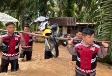 Photo of Satsamapta Polres Palas Bantu Evakuasi Barang Warga Yang Terdampak Banjir di Sosa Julu