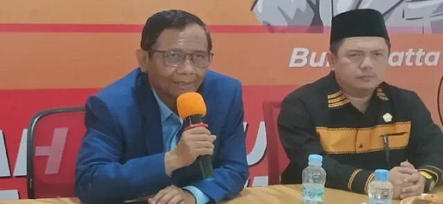 Mahfud MD Dorong Masyarakat Kembali Makan Sagu: Kita Suka Makan Nasi Setelah Dijajah Jakarta, desernews.com Calon Wakil Presiden nomor urut 3 Mahfud MD menekankan pentingnya masyarakat agar tidak bergantung hanya pada beras/nasi sebagai pangan. Hal ini Mahfud sampaikan saat acara bedah visi misi di Universitas Ahmad Dahlan, Padang, pada Senin, 18 Desember 2023. Ia pun mengungkit sejumlah opsi yang menurutnya merupakan pangan tradisional masyarakat Indonesia. “Pangan itu bukan hanya beras, harus kembali pada makanan tradisional Indonesia, jagung, gandum, sagu, sorgum dsb. Itu nanti kita kembangkan karena itu sebenarnya makanan tradisional kita, ujar Mahfud sebagaimana dilihat dari kanal Youtube UNAND Official. Mahfud bahkan menilai opsi beras atau nasi sebagai pangan pada dasarnya masif setelah adanya penjajahan. Menurut Mahfud ada kesan yang muncul di mana jika sudah makan nasi maka jadi orang hebat. “Kita suka makan nasi setelah dijajah orang baru beras dst, seakan-akan orang yang paling hebat dan mulia kalau sudah makan beras,” jelasnya. Dalam sesi diskusi panelis bersama salah seorang dosen bidang agraria itu, Mahfud juga mengakui kegagalan proyek lumbung pangan nasional alias food estate. Mahfud mengatakan narasi kegagalan proyek pemerintahan Jokowi tersebut sudah banyak diperbincangkan dan ia tak segan menyebut proyek tersebut gagal. “Food estate, saya kira semua orang punya kesan itu gagal, saya kira iya,” ujar Mahfud sebagaimana dilihat dari kanal Youtube UNAND Official. Kegagalan Food Estate yang berada di bawah Kementerian Pertahanan itu menurut Mahfud bukannya tanpa alasan. Menurutnya, lahan luas yang telah disediakan dan telah mengeluarkan modal super besar tak bisa ditanami karena tidak adanya petani yang tersedia. “Karena kita menyediakan lahan besar tidak dipikirkan bahwa lahan besar dengan modal besar harus ada petani, sementara lahan yang disediakan nggak ada orangnya, siapa yang mau berani di situ,” jelasnya. Meski saat ini gagal, Mahfud menilai ide awal dari food estate tetap bisa terus dilanjutkan. “Idenya bisa diteruskan,” ungkapnya. Untuk diketahui, dikutip dari laman setkab.go.id, pemerintah menyiapkan rencana antisipasi ancaman krisis pangan dalam RPJMN Tahun 2020-2024 salah satu di antaranya adalah Program Lumbung Pangan Nasional (Food Estate). Program food estate merupakan program pemerintah yang memiliki konsep pengembangan pangan yang dilakukan secara terintegrasi mencakup pertanian, perkebunan, bahkan peternakan di suatu kawasan. Program kebijakan ini masuk dalam salah satu Program Strategis Nasional (PSN) 2020-2024. Pengembangan kawasan food estate ditujukan sebagai perluasan lahan untuk meningkatkan cadangan pangan nasional. Saat ini program food estate telah dikembangkan di beberapa daerah seperti Sumatera Utara, Kalimantan Tengah, Sumatera Selatan, dan Nusa Tenggara Timur.(gn/DN)