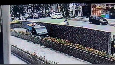 Photo of Polisi Cari Boks Biru Diduga Berisi Mayat yang Dibawa Keluar Unpri Medan