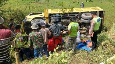 Photo of Truk Terjun ke Jurang Akibat Jalan Amblas di Taput, 1 Tewas Tertimpa
