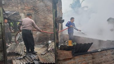 Photo of Kompor Gas Meledak, Rumah Dikampung Jawa Terbakar, Polisi Sibuk Padamkan Api