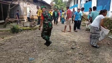 Photo of Babinsa Koramil Talun Kenas Bersama Warga Bersih Lingkungan