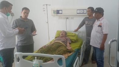 Photo of Wakil Ketua DPRD Palas, Sahrun Jenguk Sumarno Terbaring Sakit di RSUD Sibuhuan