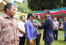 Photo of Diacara Sosialisasi Kebijakan Pengelolaan Keuangan Desa, Bupati dan Wabup Karo Berikan kepada Empat Desa Penerima Pin Mandiri