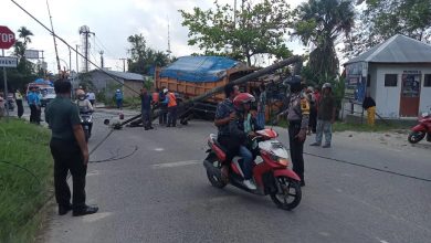 Photo of Truk Fuso Muatan Pasir Asal Galang Nabrak Tiang Listrik di Aras Kabu