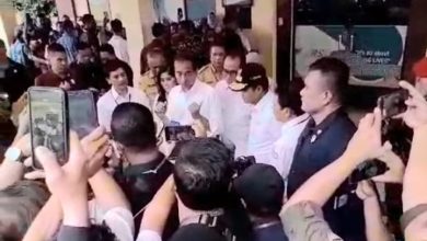 Photo of Netty Sirait Dan Sherly Novita Sari, Nakes RSUD dr. Kumpulan Pane Kota Tebingtinggi Mewakili Ratusan Tenaga Honorer, Menjerit Histeris Hingga Terjatuh, Memanggil Presiden Jokowi Minta Diangkat Jadi ASN