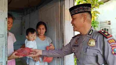 Photo of Wujud Kepedulian Polri di Bulan Ramadhan, Polsek Medan Labuhan Bagikan Takjil kepada Warga