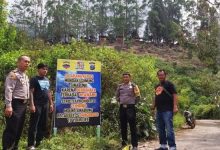 Photo of Antisipasi Wisatawan Tidak Mendaki Gunung Sinabung, Kapolsek Simpang Empat Pasang Plank Larangan