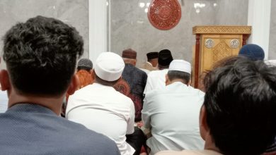 Photo of Tarawih Pertama, Jamaah Penuhi Masjid Al Hidayah BSP