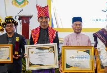 Photo of Gubsu Berikan Piagam Penghargaan Untuk Pemkab Karo