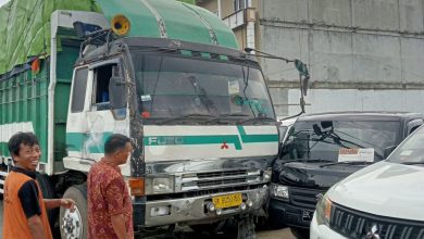 Photo of Rem Blong Truk Tronton Seruduk Showroom, 4 Mobil Penyok