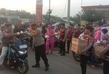Photo of Personil Polres dan Bhayangkari Cabang Palas Bagikan Ratusan Takjil Gratis Kepada Pengguna Jalan