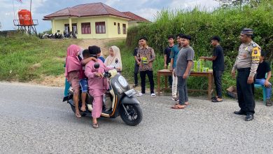Photo of Bhabinkamtibmas Polsubsektor Huragi, IEA dan PNNB Desa Huragi Bagi-bagi Takjil kepada Pengguna Jalan