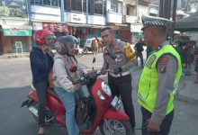 Photo of Operasi Keselamatan Toba, Satlantas Polres Langkat Bagikan Brosur Tertib Berlalu Lintas