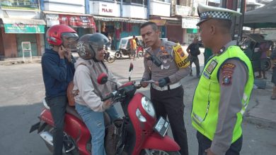 Photo of Operasi Keselamatan Toba, Satlantas Polres Langkat Bagikan Brosur Tertib Berlalu Lintas