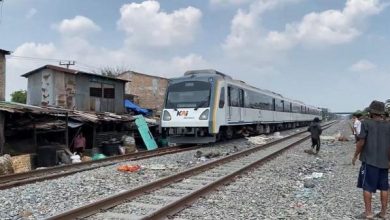 Photo of Driver Ojol Tewas Tertabrak Kereta Api di Percut Seituan, Motor Sempat Tersangkut di Rel