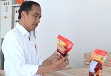 Photo of Jokowi Pamer Minyak Makan Merah, Lebih Murah dan Enak dari Minyak Goreng