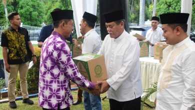 Photo of Bupati Deli Serdang Beri Bingkisan Ramadan Kepada Penggali Kubur, Bilal Jenazah dan Penarik Becak
