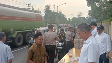 Photo of PTPN1 Regional 1 Bagikan Ratusan Takjil di Depan Kantor