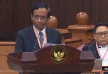 Photo of Mahfud Buka Suara: Prabowo Bisa Dilantik, Gibran Didiskualifikasi karena Cacat Prosedur!