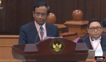 Photo of Mahfud Buka Suara: Prabowo Bisa Dilantik, Gibran Didiskualifikasi karena Cacat Prosedur!