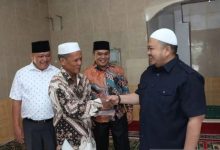 Photo of Bupati Tapsel Bantu Warga di Sela Libur Lebaran 2024