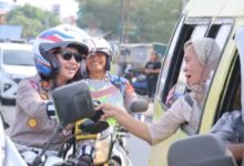 Photo of Kasat Lantas Sambangi Pemudik Dengan Mengendarai Sepeda Motor